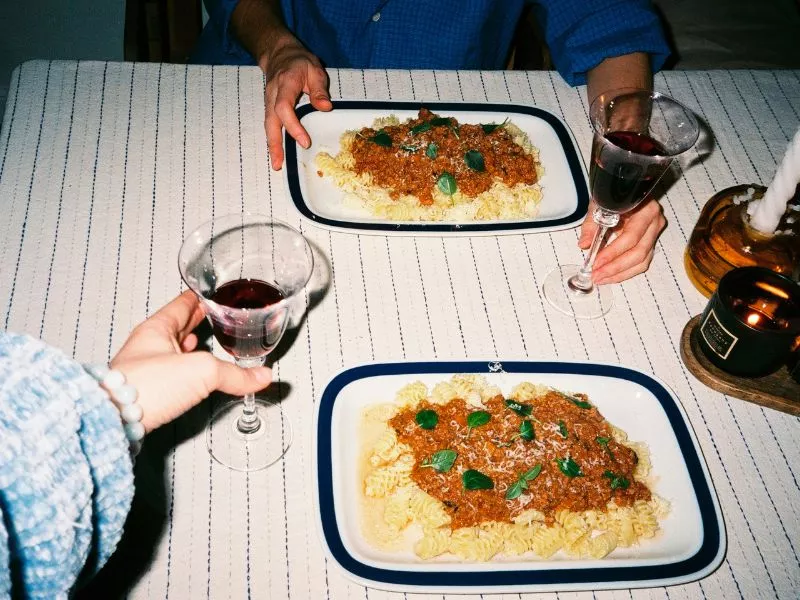 מדריך איך לארגן ערב יין וגבינות בבית